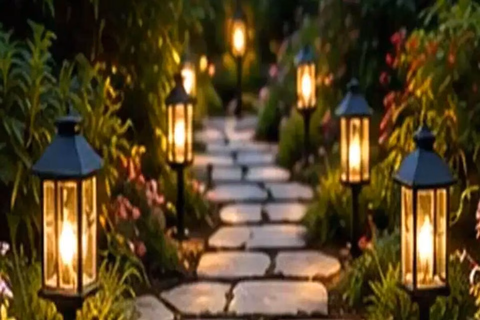 How to Build a Fall Bulb Container That Keeps Blooming in Stages
